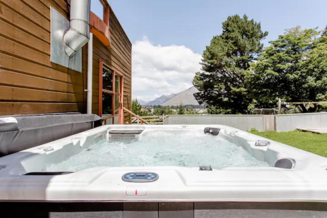 Hot Tub And Views Over Central Queenstown - Entire Holiday House المظهر الخارجي الصورة